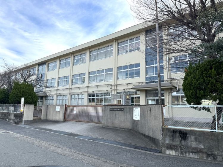 鳩里小学校