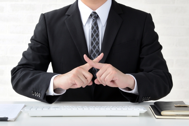 ×を作るサラリーマン